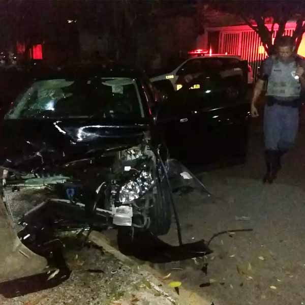 Trio atira em idoso durante assalto e bate carro ao tentar fugir da polícia em Marília