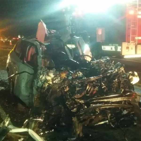 Motorista morre após bater de frente com caminhão em Marília