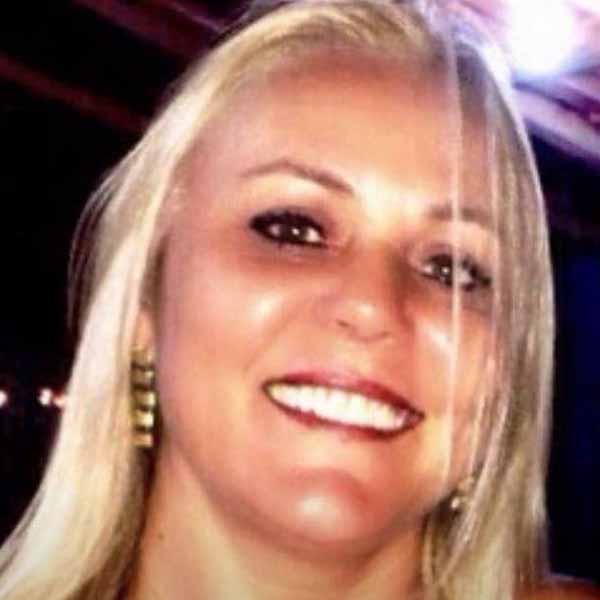 Andrea Wirgues apaga velinhas neste sabado