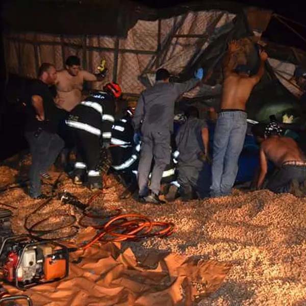 Caminhão capota e motorista fica soterrado em meio a carga de amendoins