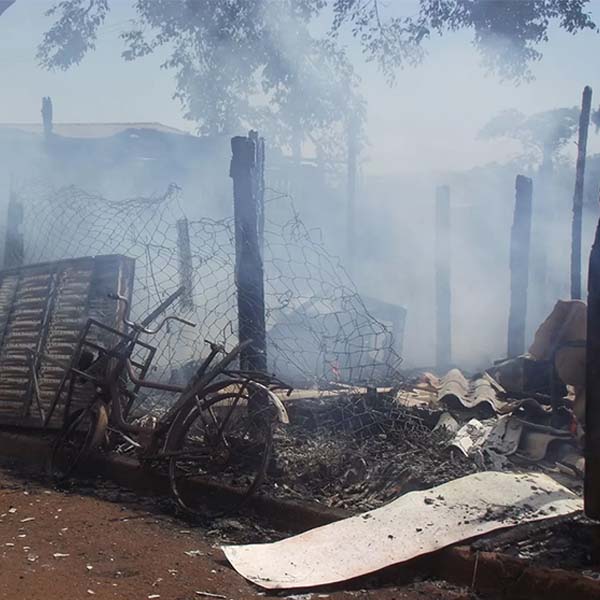 Incêndio consome casa de madeira em Cândido Mota