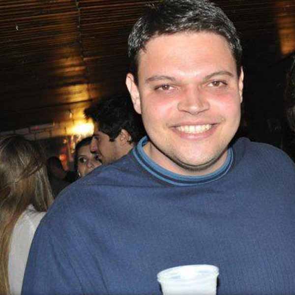 Renato Rio apaga velinhas nesta segunda