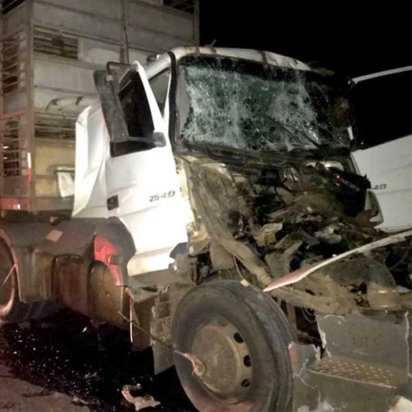 Choque entre carretas deixa motorista preso às ferragens em Assis