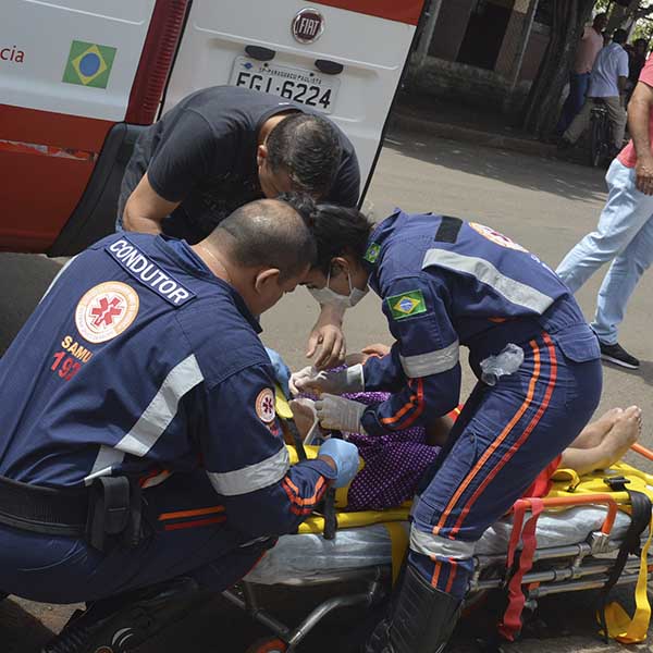 Motorista tem mal súbito e colide carro contra muro de uma Clínica