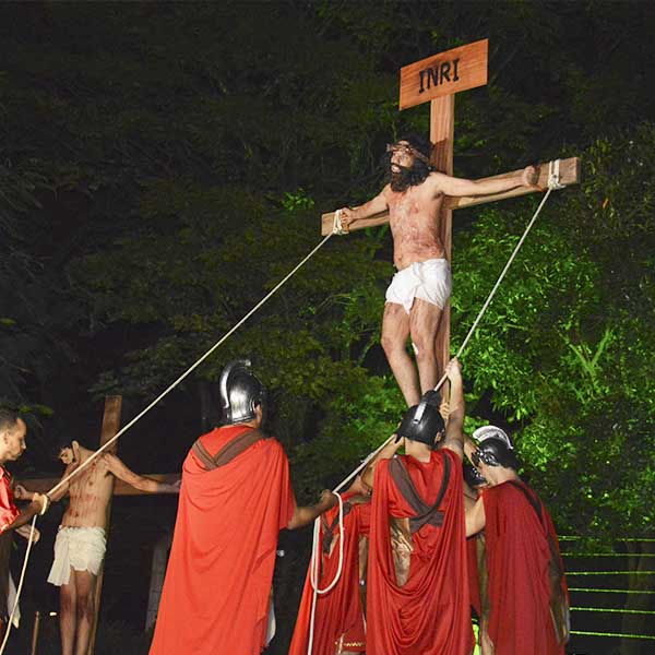 Igreja Católica celebra Sexta-Feira Santa com procissão e encenação em Paraguaçu Paulista