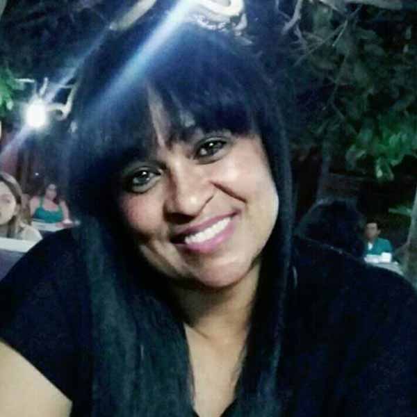 Elvira Freitas apaga velinhas nesta segunda