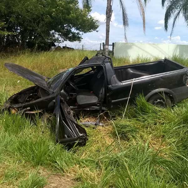 Motorista fica ferido após carro cair em valeta de rodovia em Tupã
