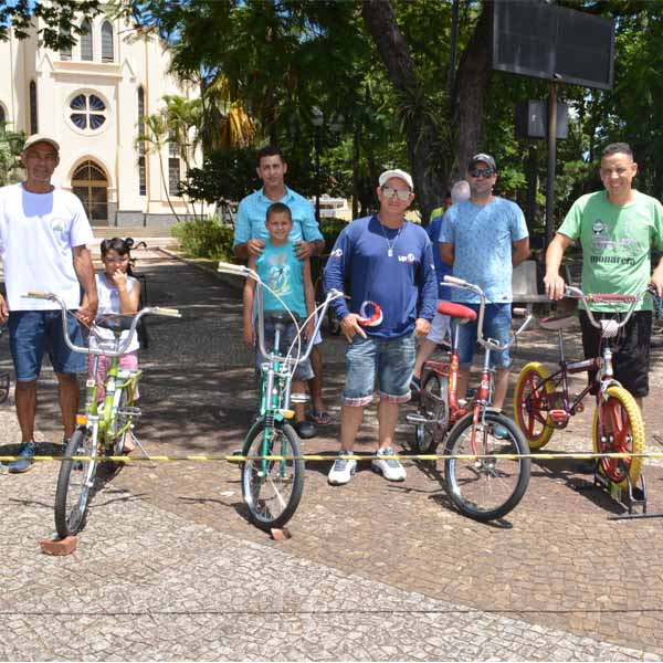 Amigos apaixonados por bike antigas expõe na praça