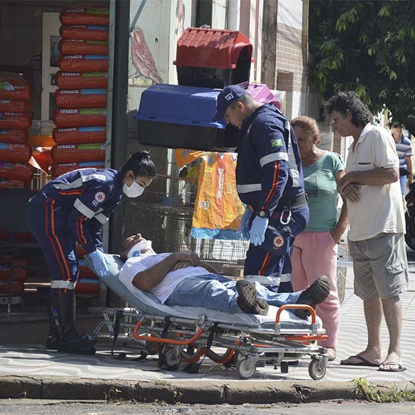 Motociclista fica ferido ao colidir contra carro em cruzamento de ruas, em Paraguaçu