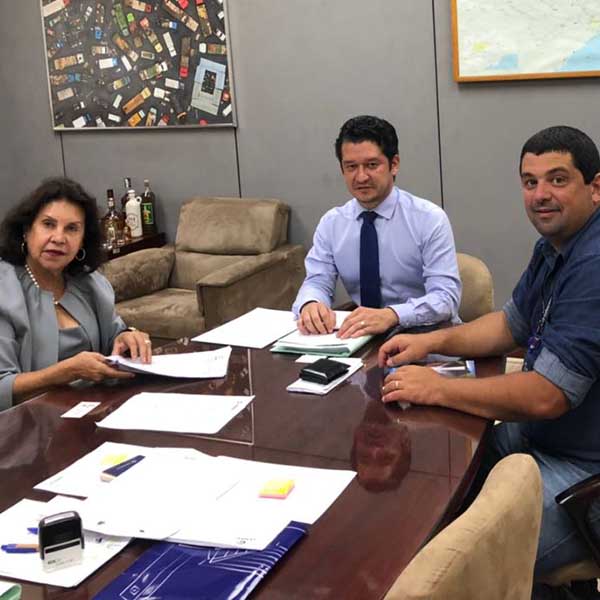 Prefeita Almira oficializa comodato com a Ceagep