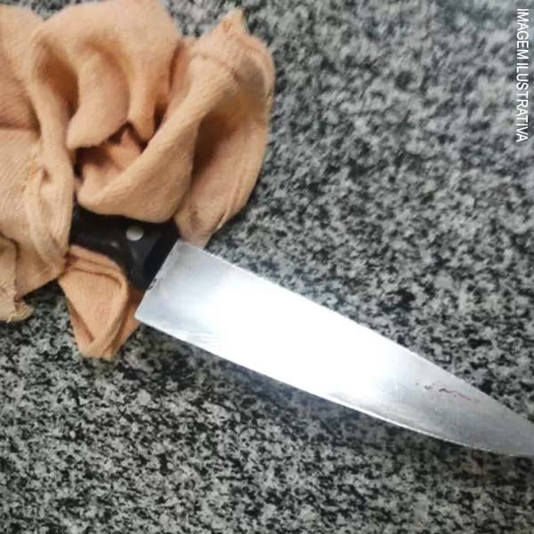 Mulher é presa após esfaquear ex-marido durante briga em Assis