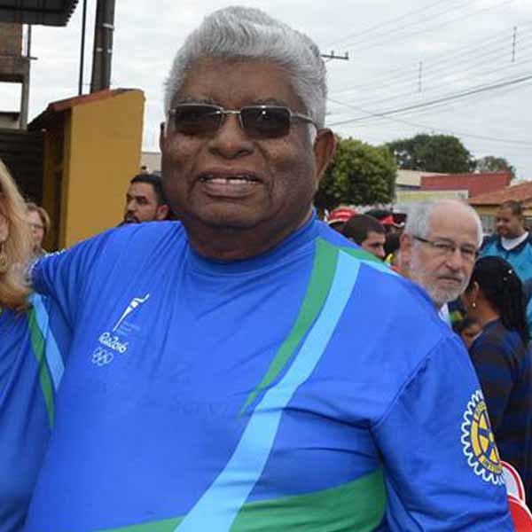 Antonio Faustino apaga velinhas nesta quarta