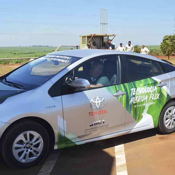 Abastecimento do primeiro veículo híbrido flex do mundo é realizado com etanol da Cocal