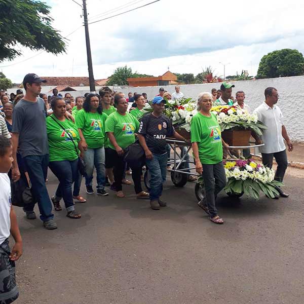 Funcionários da cooperativa de recicláveis fazem homenagem para amigo morto em acidente