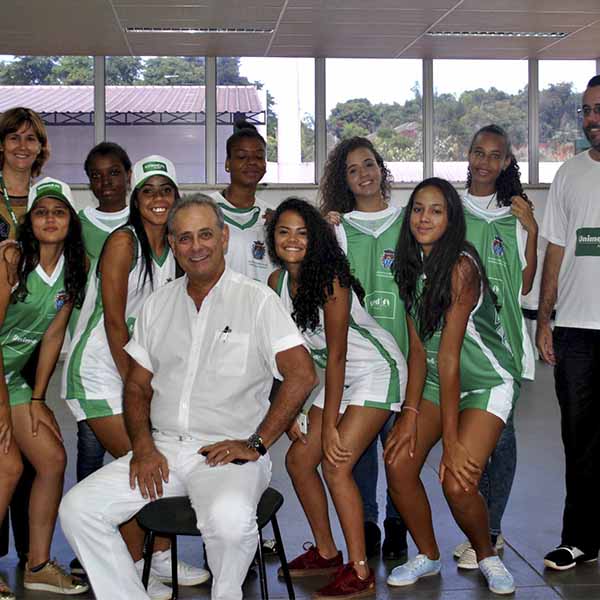 Unimed Assis realiza entrega de uniformes ao basquete feminino CTU de Paraguaçu