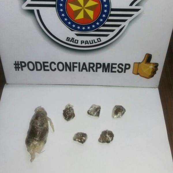Jovem tenta se esconder em quintal, mas acaba preso por tráfico de drogas em Paraguaçu