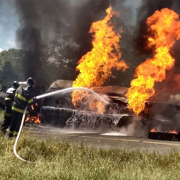 Carreta com combustível tomba em vicinal de Assis e é consumida pelo fogo