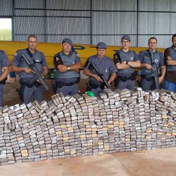 Bombeiro aposentado fazia parte de quadrilha flagrada em avião com drogas, diz polícia