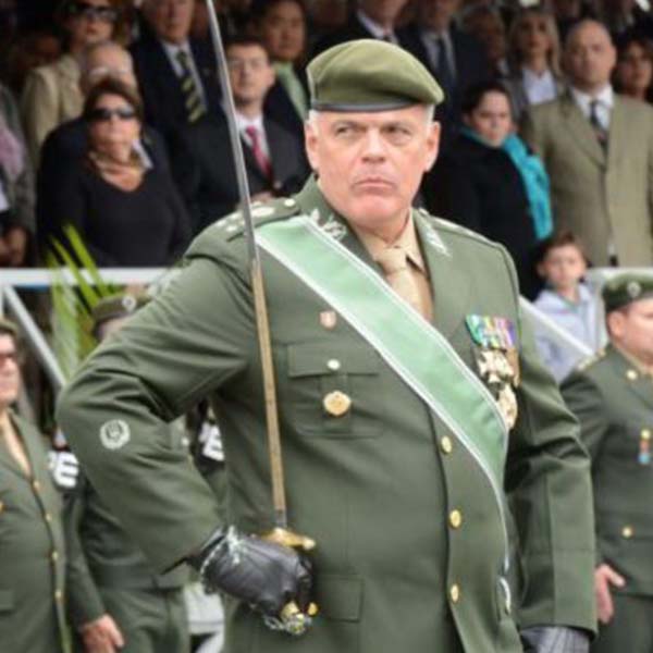 General de Exército prestigia desfile de 12 de Março e inspeciona instalações do TG