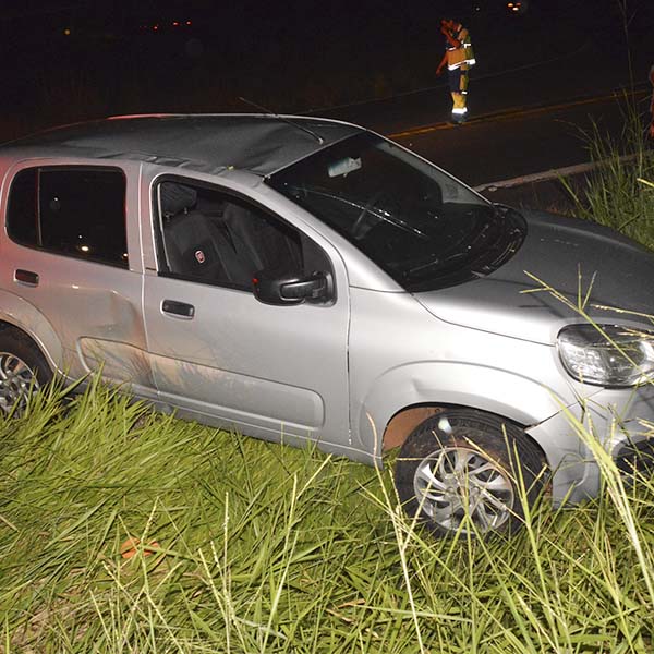 Carro perde controle da direção ao fazer curva e capota em rodovia de Paraguaçu