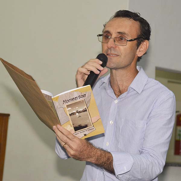 Paraguaçuense realiza noite de autógrafos para lançamento do seu segundo livro de poesias