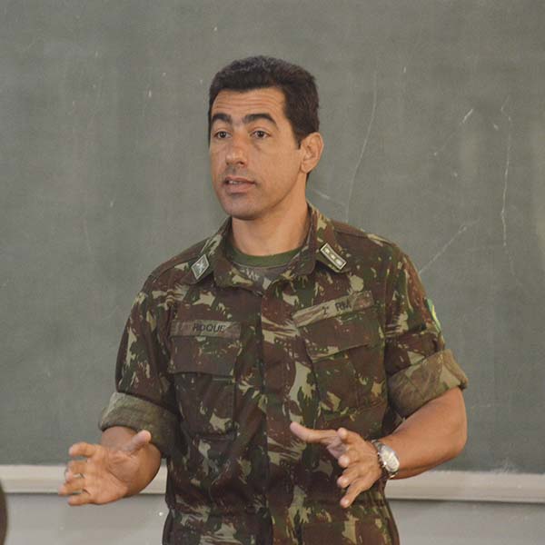 Major visita a instalação do Tiro de Guerra de Paraguaçu Paulista