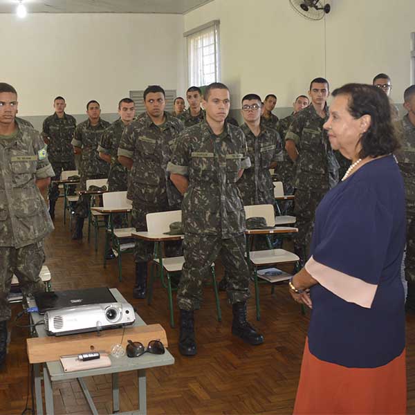 Prefeita Almira tem encontro com atiradores do Tiro de Guerra