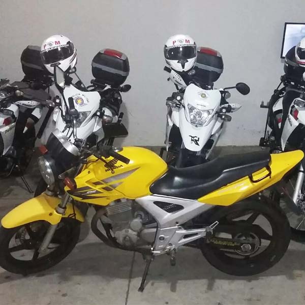 Dois são presos em Marília ao tentar trocar moto roubada por droga em Tupã