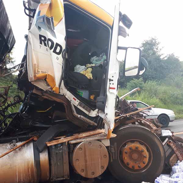 Motorista fica ferido após acidente entre carreta e caminhão em rodovia