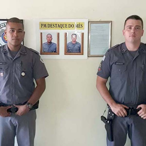 PMs salvam bebê engasgado em Cândido Mota