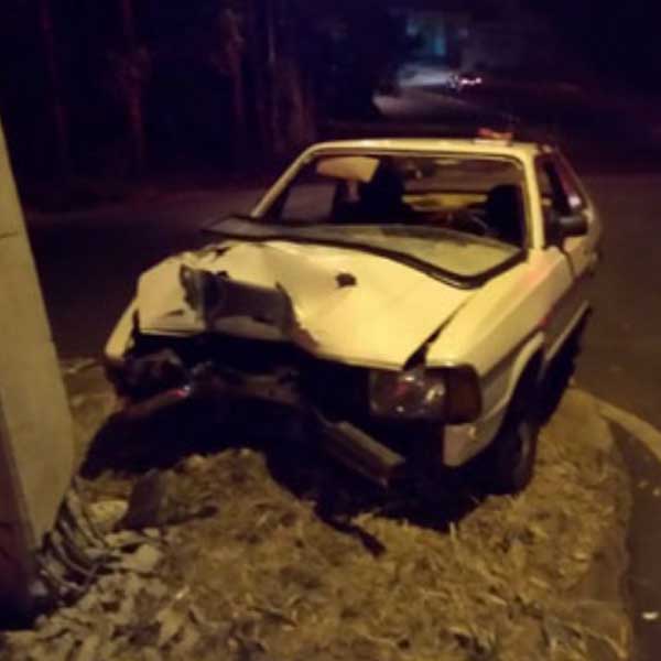 Motorista perde o controle em curva e bate contra poste em Assis