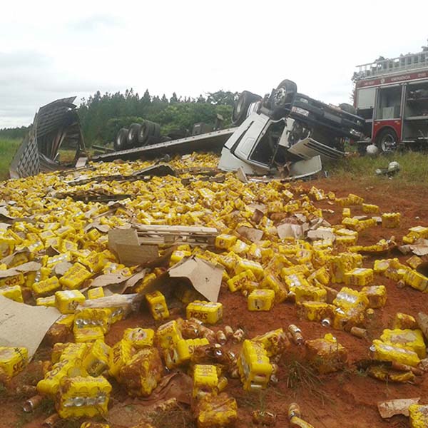 Carga de cerveja fica espalhada após carreta tombar em rodovia de Assis