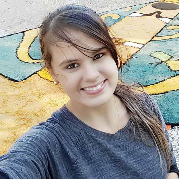 Francine Correia apaga velinhas nesta sexta