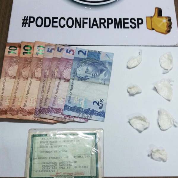 Jovem vai para a cadeia após PM encontrar porções de droga dentro de calçado