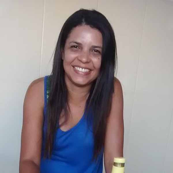Crys Andrade apaga velinhas nesta terça