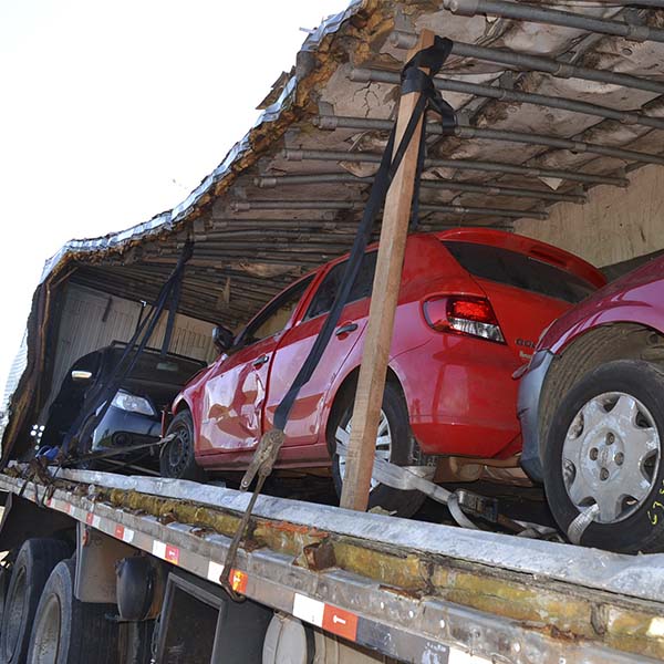 Carreta com carros danificados chamam atenção na rodovia Paraguaçu/Lutécia