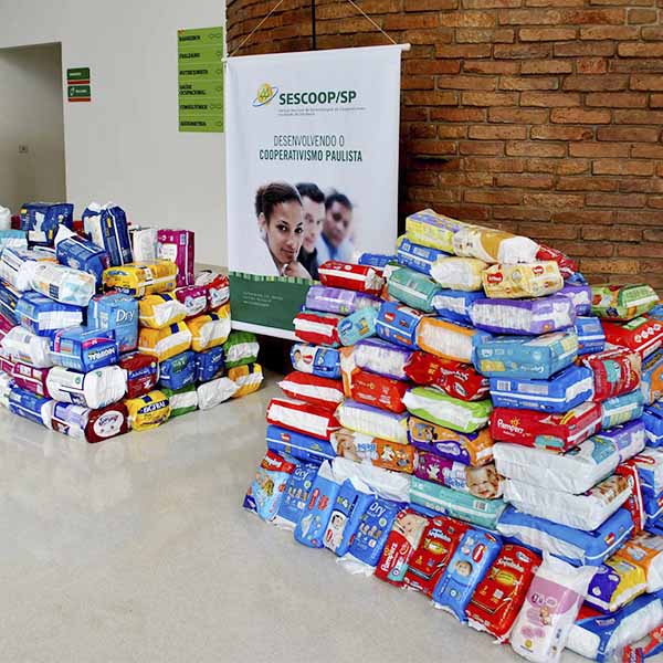 Unimed Assis participa de entrega das fraldas arrecadadas com a Corrida da Cooperatividade