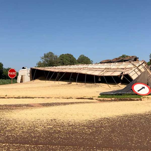 Carreta carregada de soja tomba e interdita trecho de rodovia em Maracaí