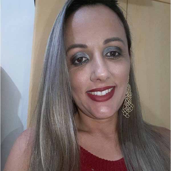 Dani Oliveira apaga velinhas nesta quinta