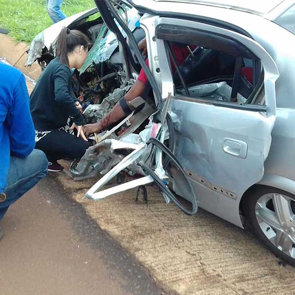 Acidente entre carro e caminhão deixa pessoas feridas em rodovia de Assis