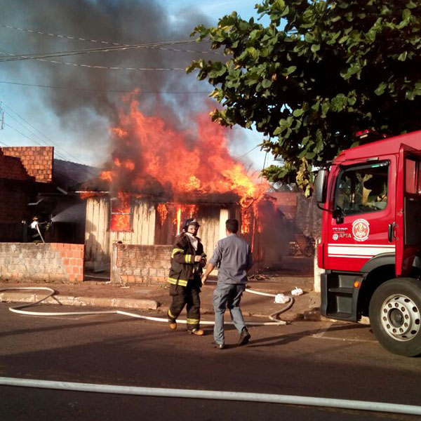 Incêndio destrói casa na Vila Glória em Assis; assista ao vídeo