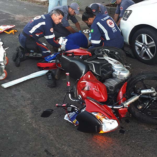 Motociclista sofre fratura exposta após acidente envolvendo três veículos no centro de Paraguaçu