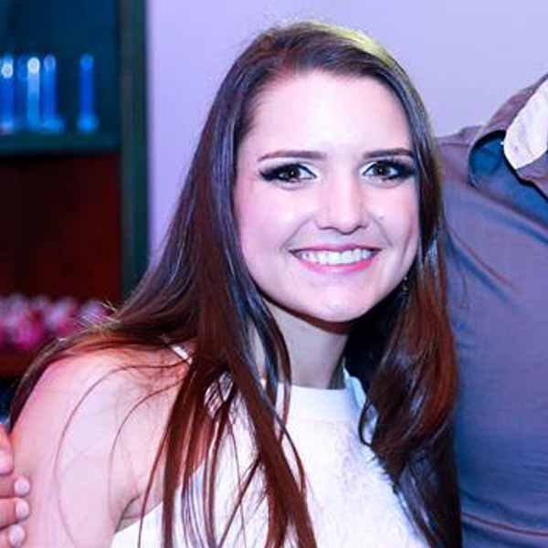 Marianne Domingues apaga velinhas neste domingo.