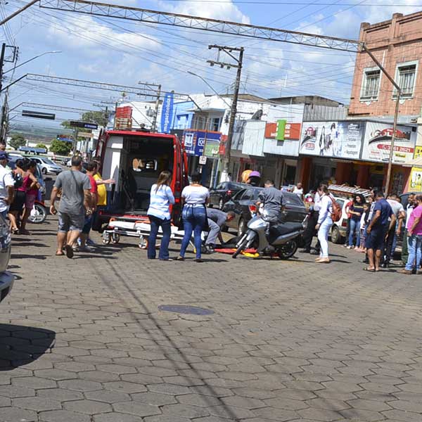 Motociclista fica ferida após colidir na lateral de carro em cruzamento no centro de Paraguaçu