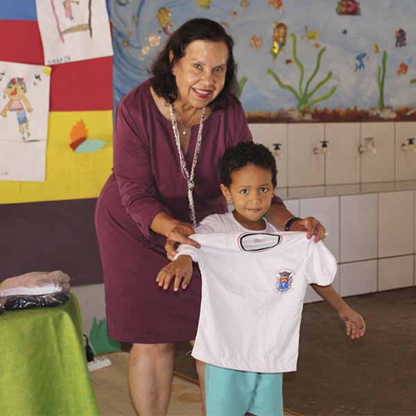 Educação entrega 6.238 uniformes para alunos da rede municipal