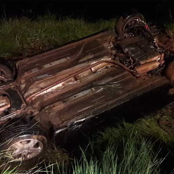 Carro capota e criança de 4 anos fica ferida no acidente em Tupã