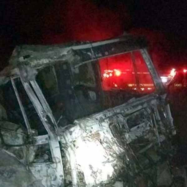 Carreta cai em ribanceira e pega fogo em Palmital
