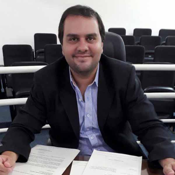 Mário Thimotéo apaga velinhas nesta segunda