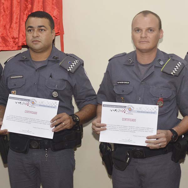 Soldados da PM Edi Carlos e Leandro Cardoso são homenageados pela 2ª Cia do 32ºBPM/I