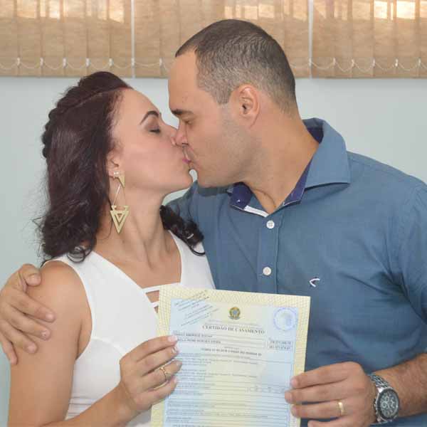 Fabiola e Thiago se casam no Civil.
